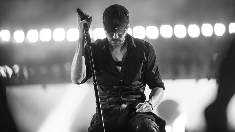 ¿Por qué Enrique Iglesias no defendió a su padre de las acusaciones de abuso?; revelan las fuertes razones