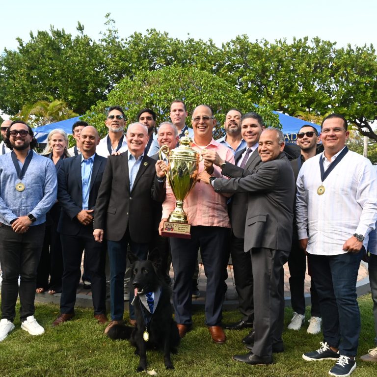 Reconocen a los Cangrejeros de Santurce por su campeonato en la LBPRC