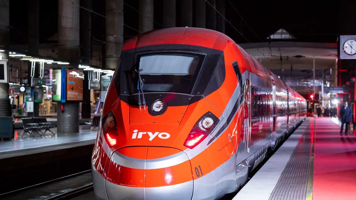 Un tren Iryo es un tren de alta velocidad que opera en España y pertenece a la empresa IRYO, una compañía privada que compite con Renfe (AVE) y Ouigo.