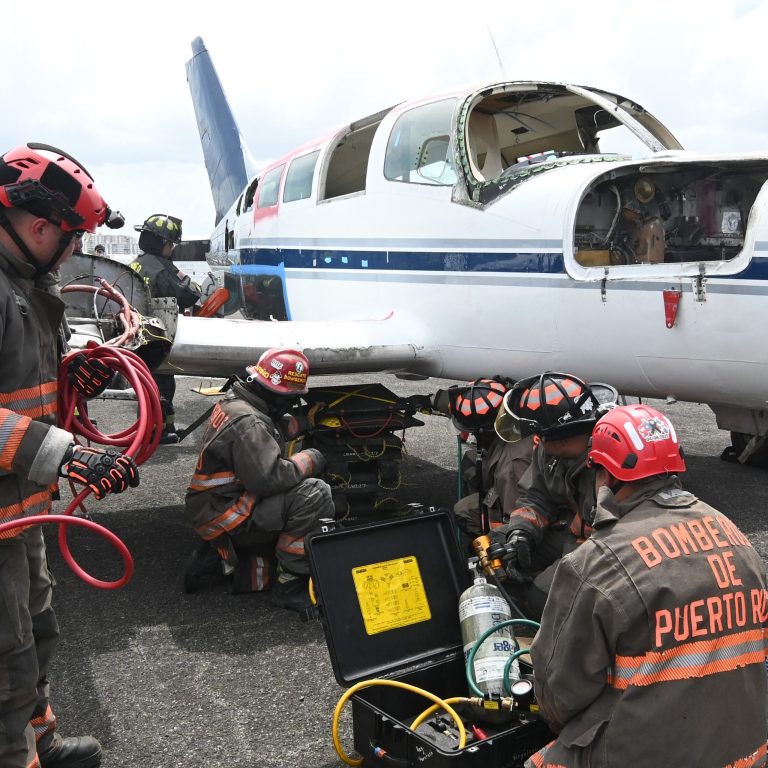 Aerostar realiza simulacro de extracción de pasajeros en el aeropuerto Luis Muñoz Marín