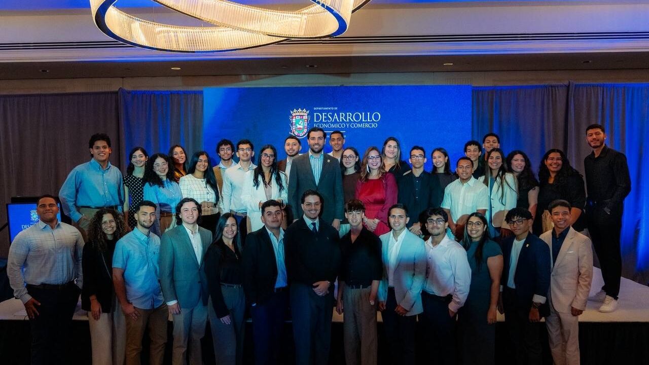 DDEC otorga la Beca Teodoro Moscoso a 44 estudiantes universitarios