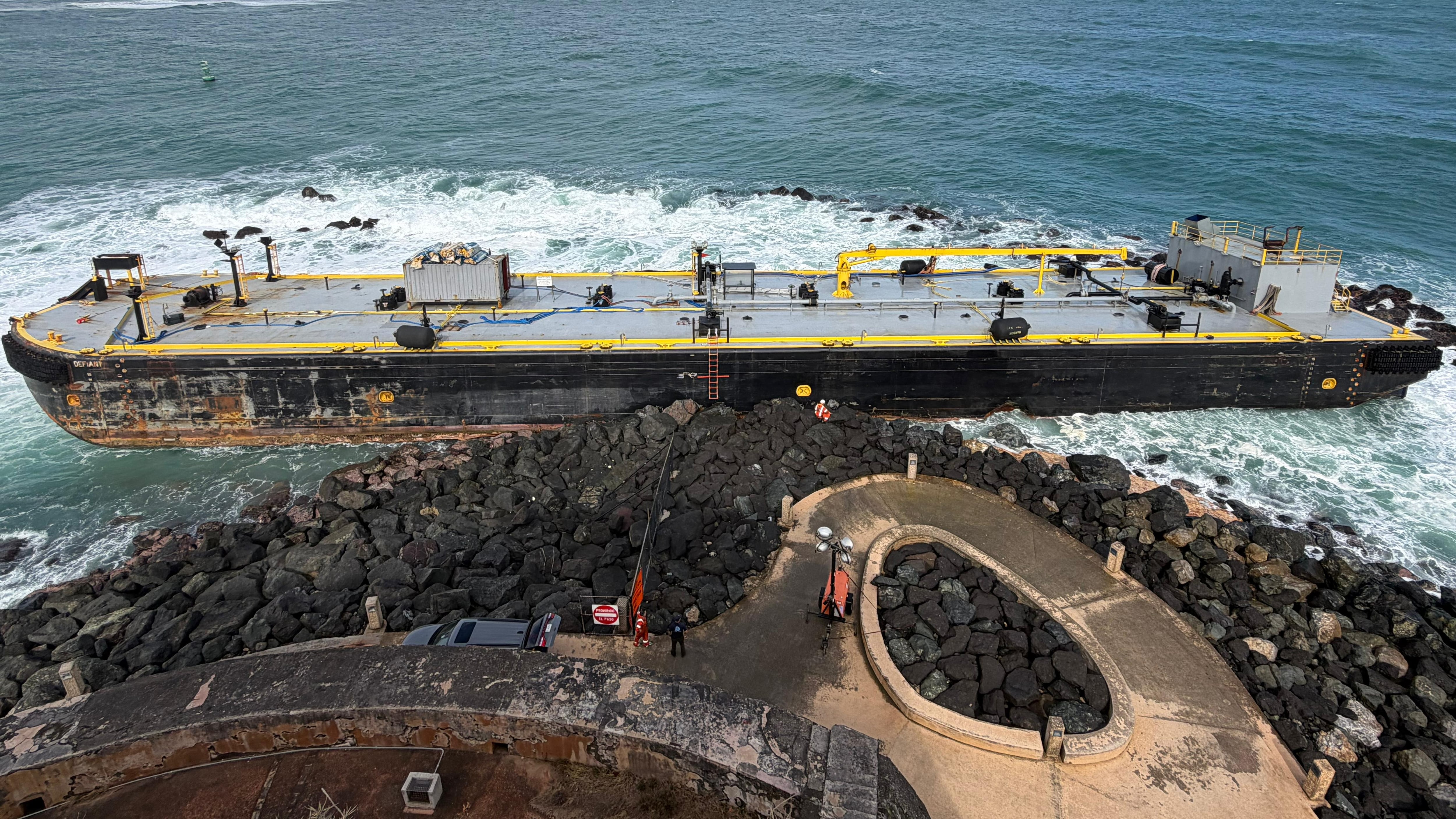 La embarcación permanece encallada en la zona del rompeolas frente al Castillo San Felipe del Morro en el Viejo San Juan.
