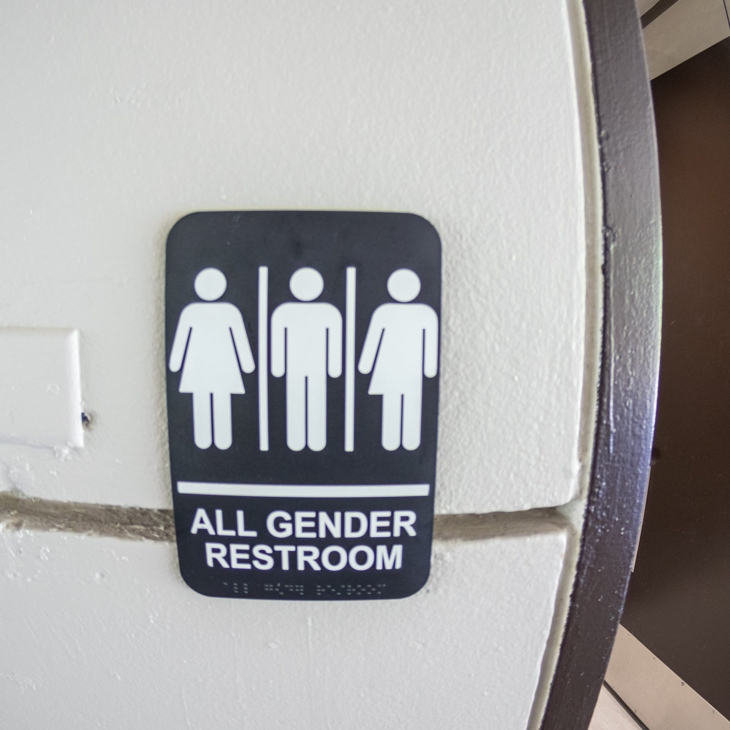 Gobernadora firma ley que regula el uso de baños públicos