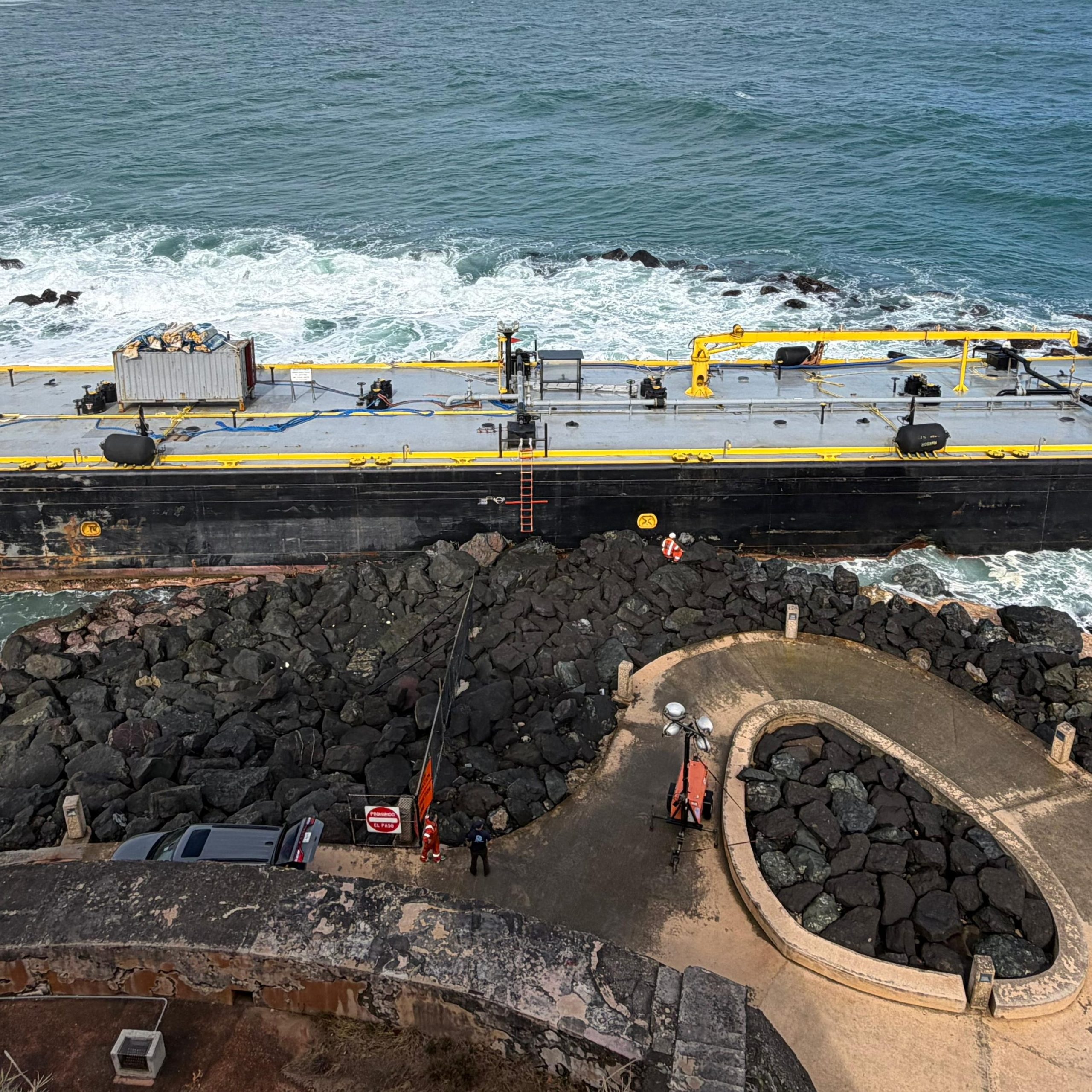 Guardia Costera retira 1,000 galones de combustible residual de barcaza encallada frente a El Morro