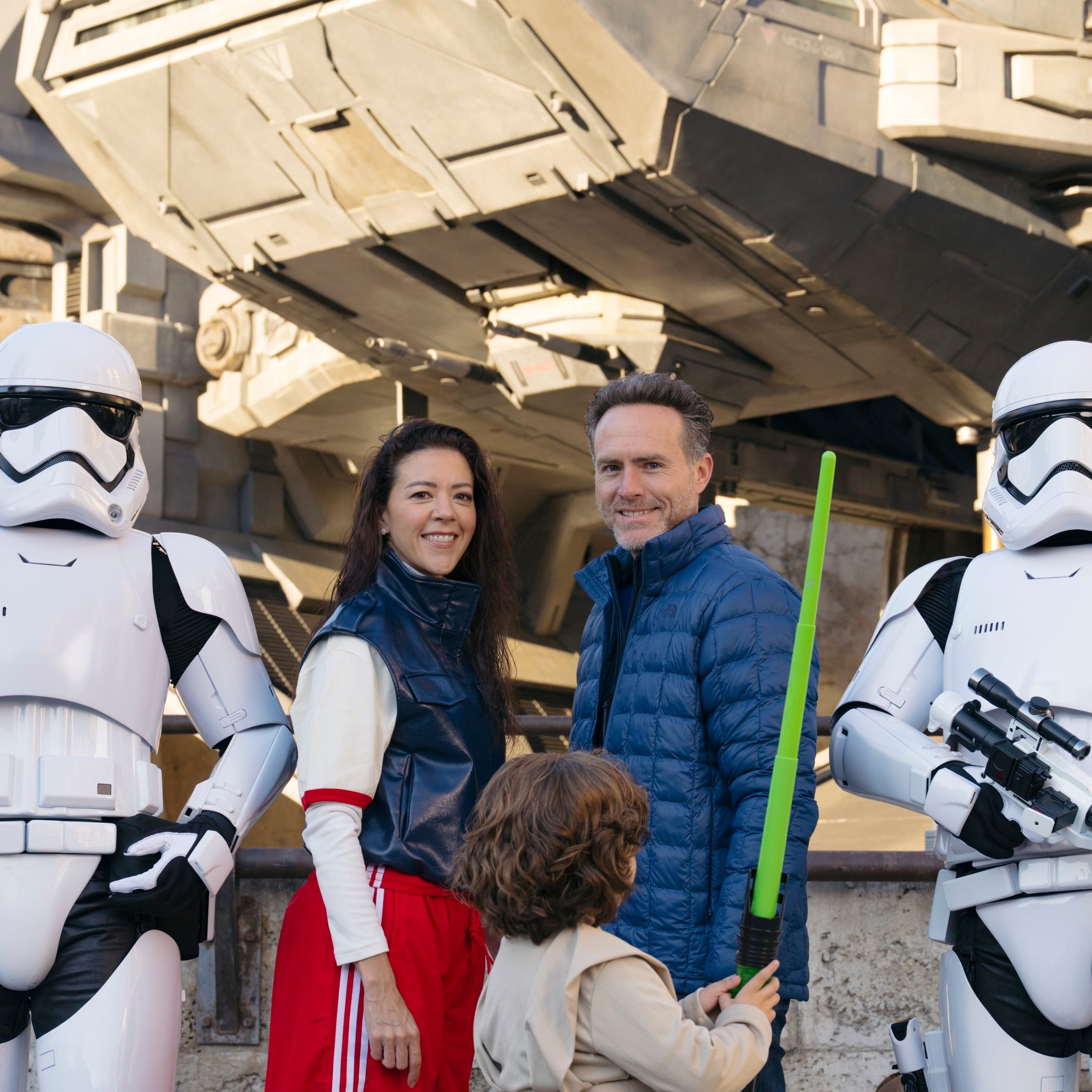 Hijo de Fernanda Castillo y Erik Hayser disfruta su primer viaje a Disney World