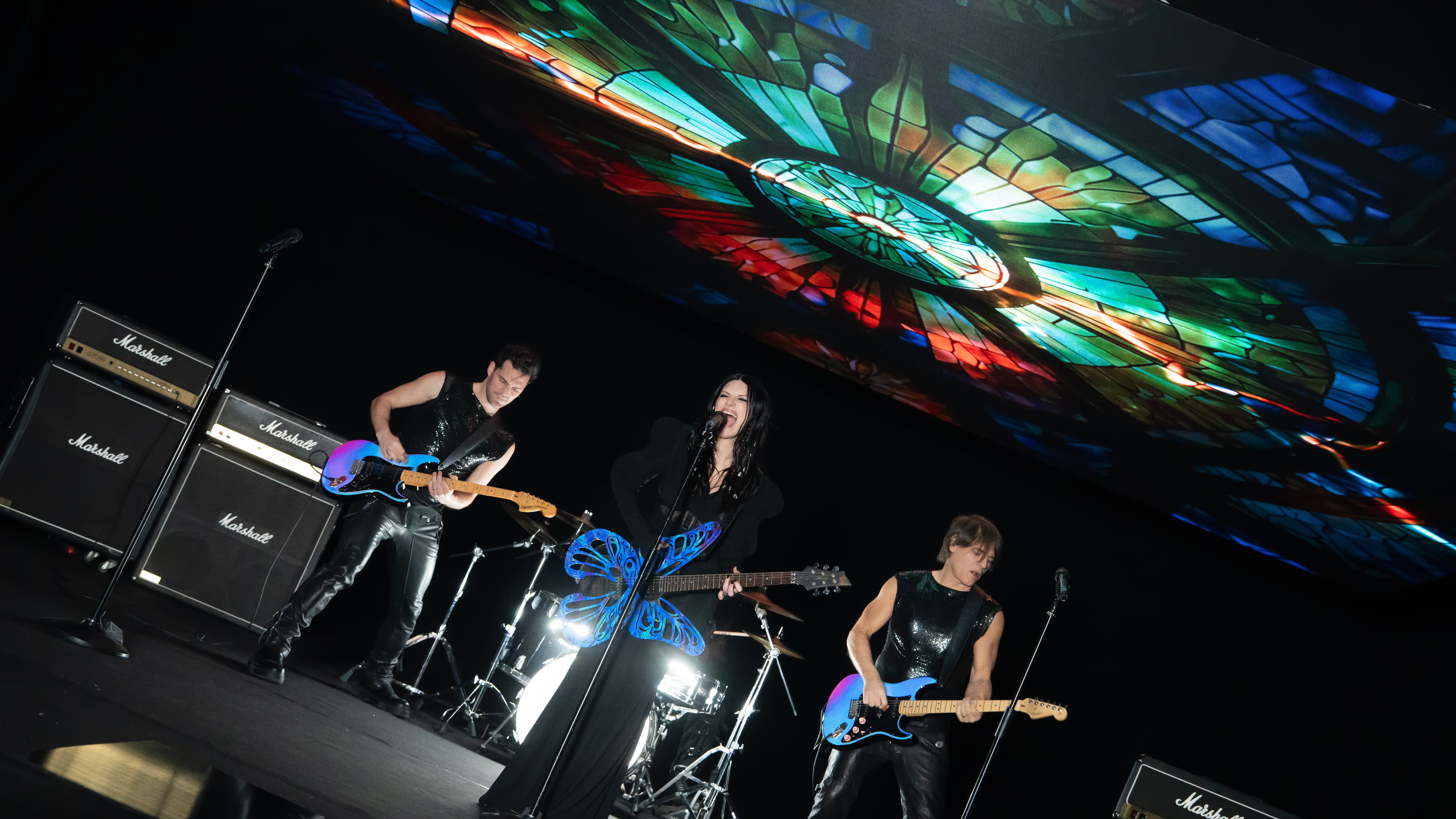 Laura Pausini presenta su versión de “Mariposa Tecknicolor”