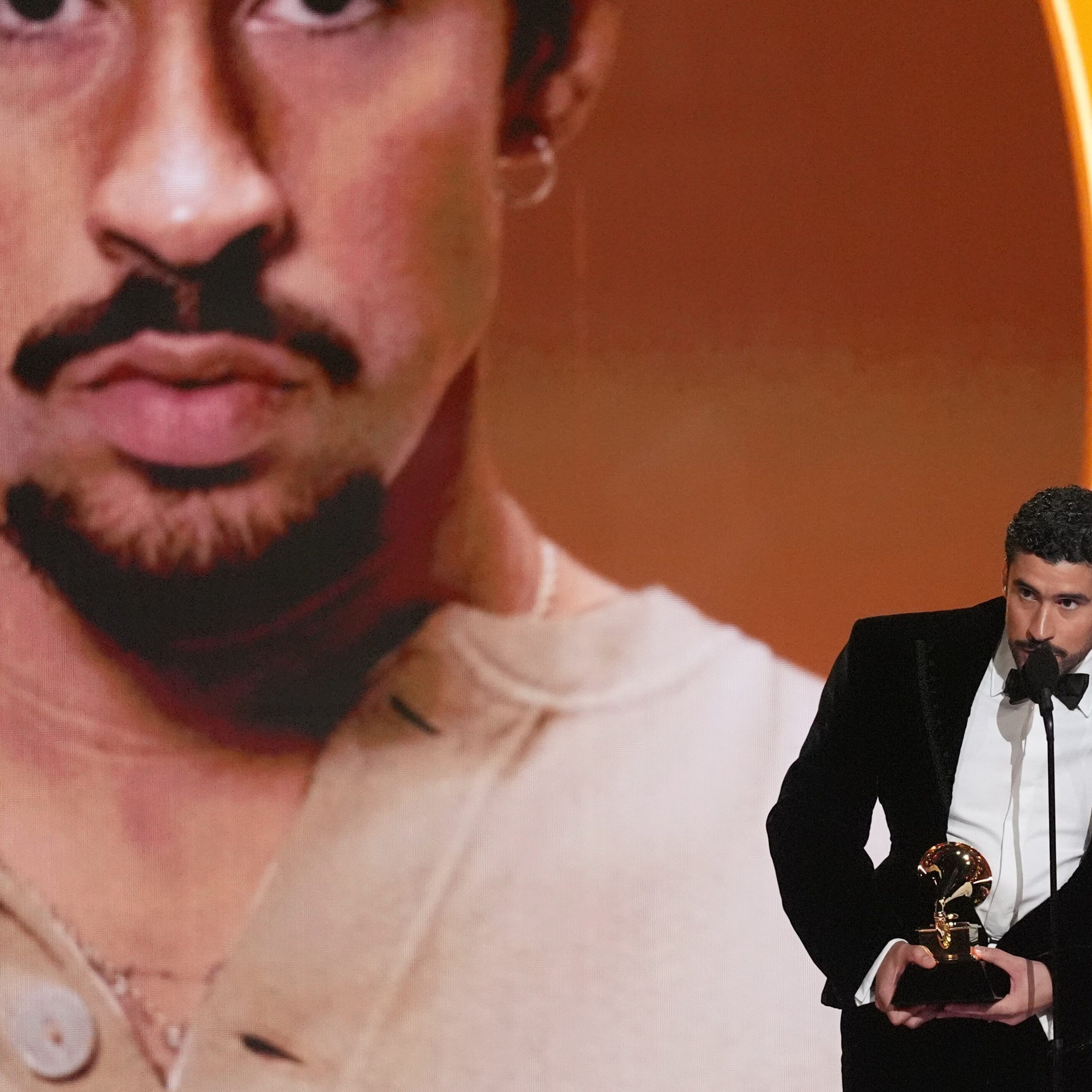 Llevan batucada a los Grammy y Bad Bunny entona “DtMF”