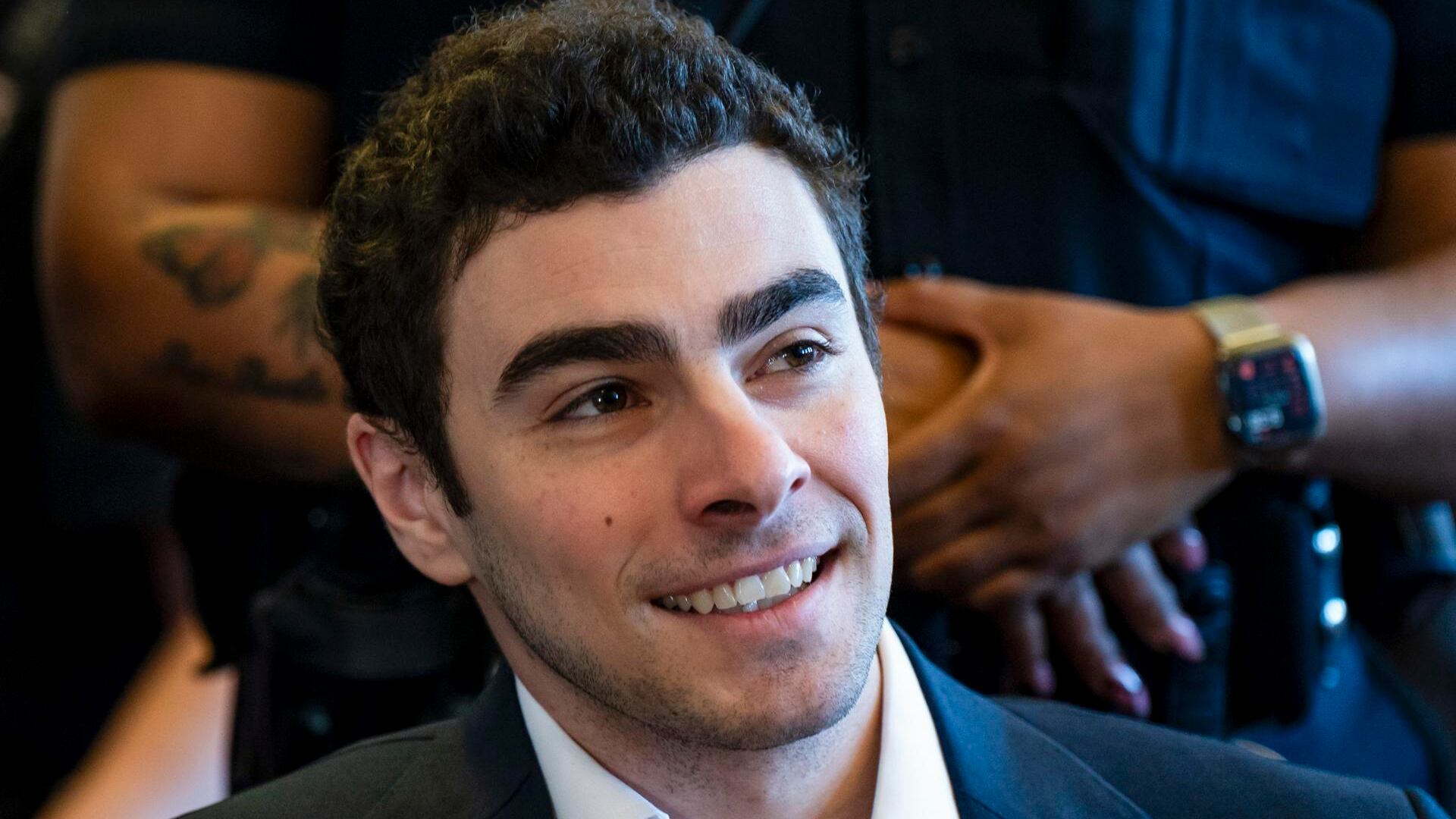 Luigi Mangione denuncia un “doble enjuiciamiento” tras fijarse su juicio estatal para junio