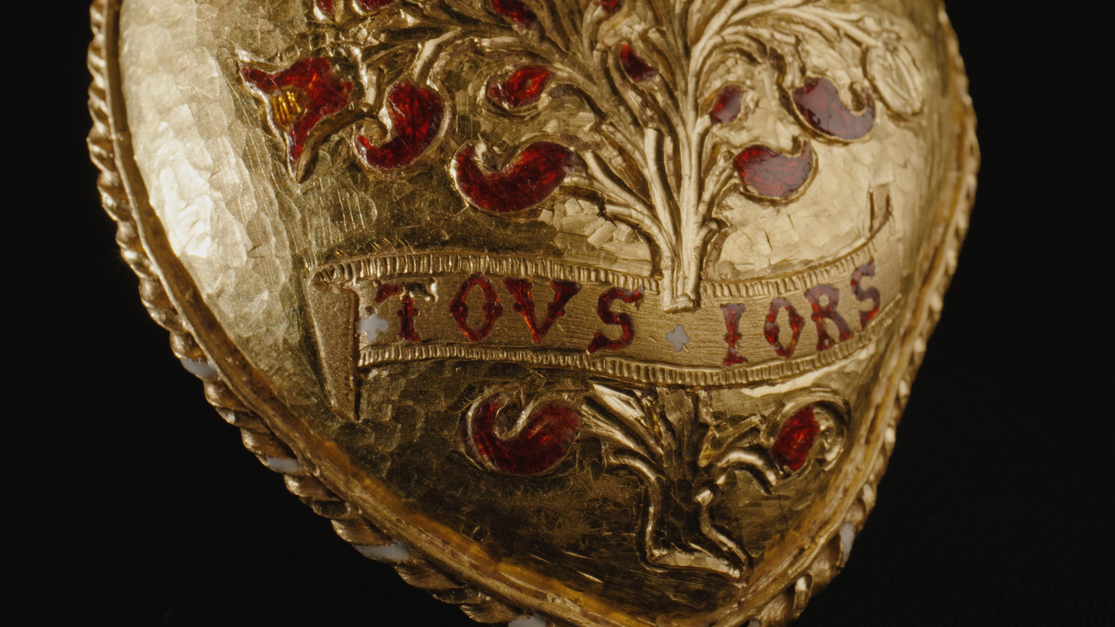 El Museo Británico anunció este martes la adquisición del 'Corazón Tudor', un colgante de oro del siglo XVI símbolo del vínculo entre Enrique VIII y su primera esposa, Catalina de Aragón, tras reunir los 3,5 millones de libras (4 millones de euros) necesarios para incorporarlo a su colección permanente. La joya, un medallón en forma de corazón de oro macizo de 24 quilates, constituye uno de los escasos objetos que celebran la relación entre Enrique VIII, monarca de la dinastía Tudor, y la española Catalina de Aragón, viuda de su hermano Arturo, la esposa más duradera del rey inglés, con 24 años de matrimonio.- EFE/ British Museum