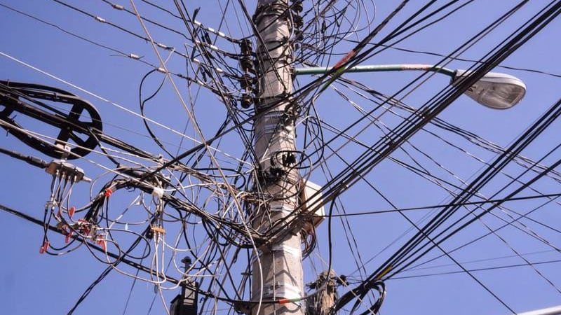 Negociado de Telecomunicaciones inicia audiencias para ordenar remoción de cables y postes en desuso