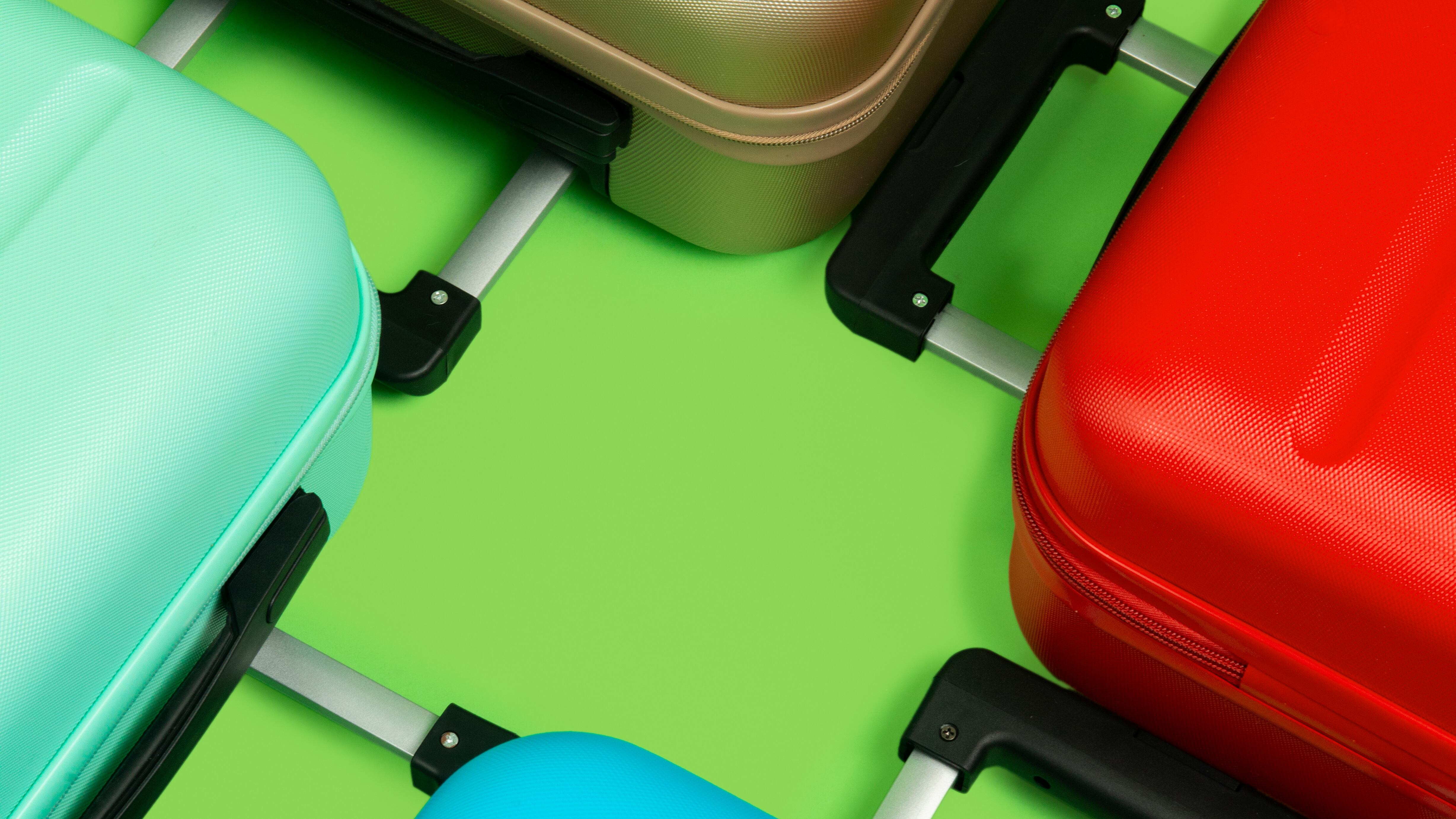 Si alguna vez te preguntaste qué significa carry on en vuelos, la respuesta es sencilla: se trata del equipaje de mano, aquel que puede ir contigo en la cabina de pasajeros. Foto: Freepik.