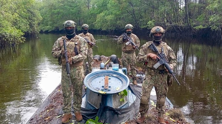 Ecuador incauta ‘narcosemisumergible’ en la costa fronteriza con Colombia