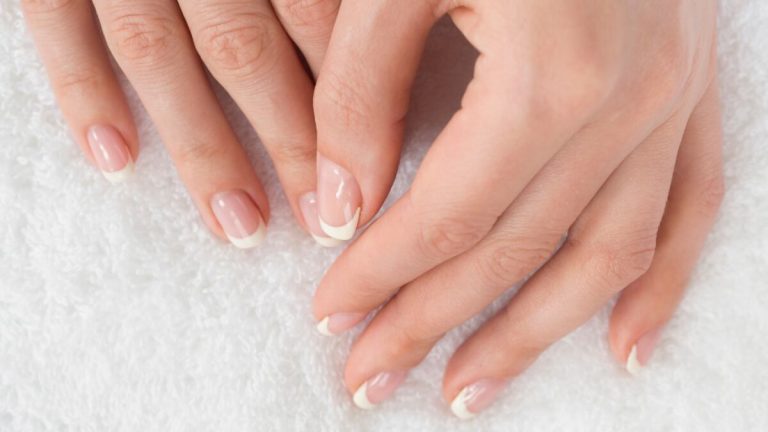 ¿Uñas francesas reinventadas? La nueva tendencia que brilla por su originalidad este 2026