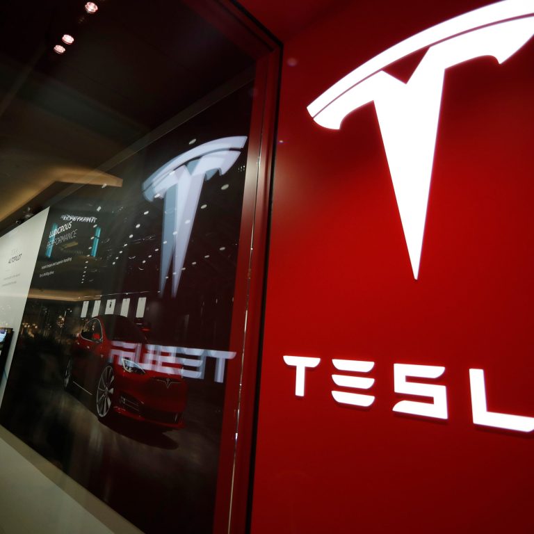Tesla se convierte en eléctrica: Elon Musk recibe luz verde para vender energía en Gran Bretaña