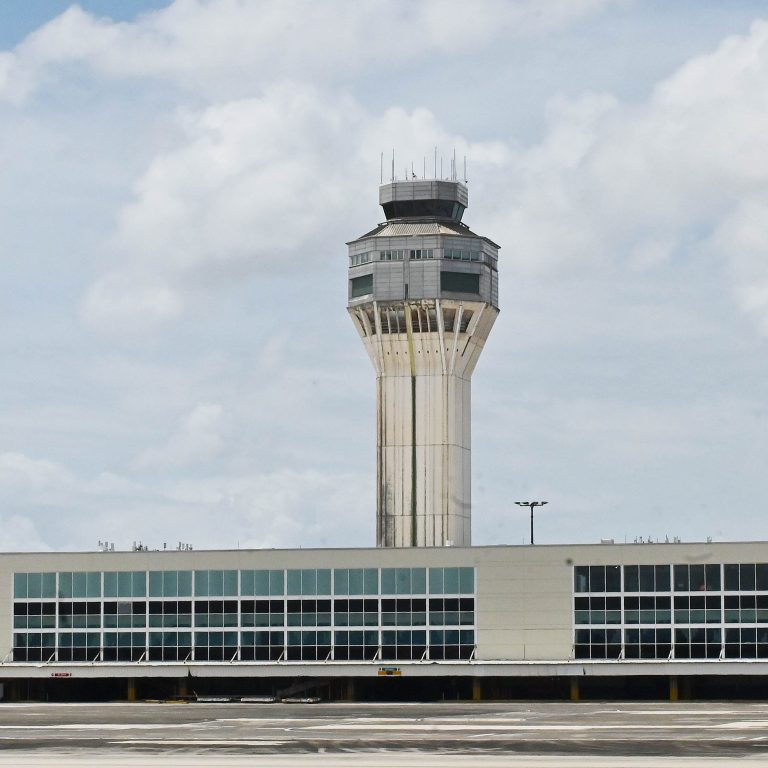 Cancelan y retrasan vuelos en el aeropuerto Luis Muñoz Marín por condiciones del tiempo