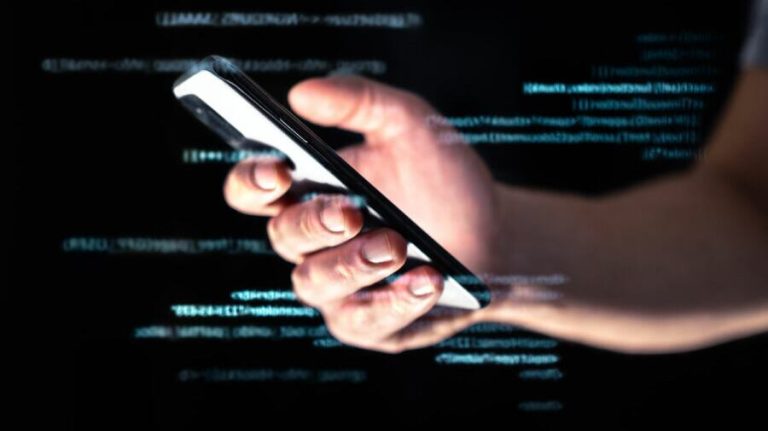 ¿Tu móvil tiene “ojos” extraños? Cómo detectar y expulsar espías de tu smartphone