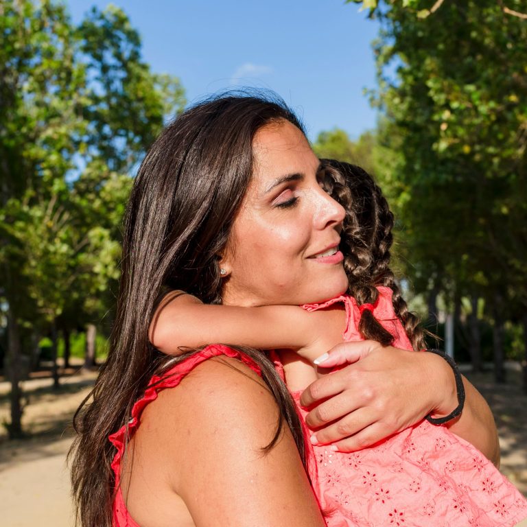 Maternidad y migración: lo que la ciencia dice sobre el equilibrio emocional al criar entre dos culturas