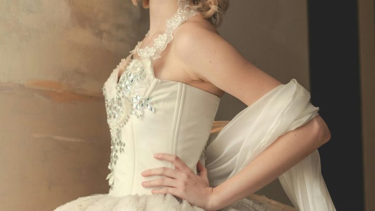 ¿Qué es el bridalcore? La tendencia que tiene a todas las mujeres vestidas como “novias” y que acaparó en los Oscar