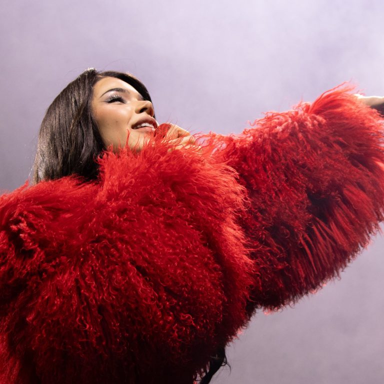 Kenia Os se apodera del Palacio de los Deportes con el listeing party de su próximo disco