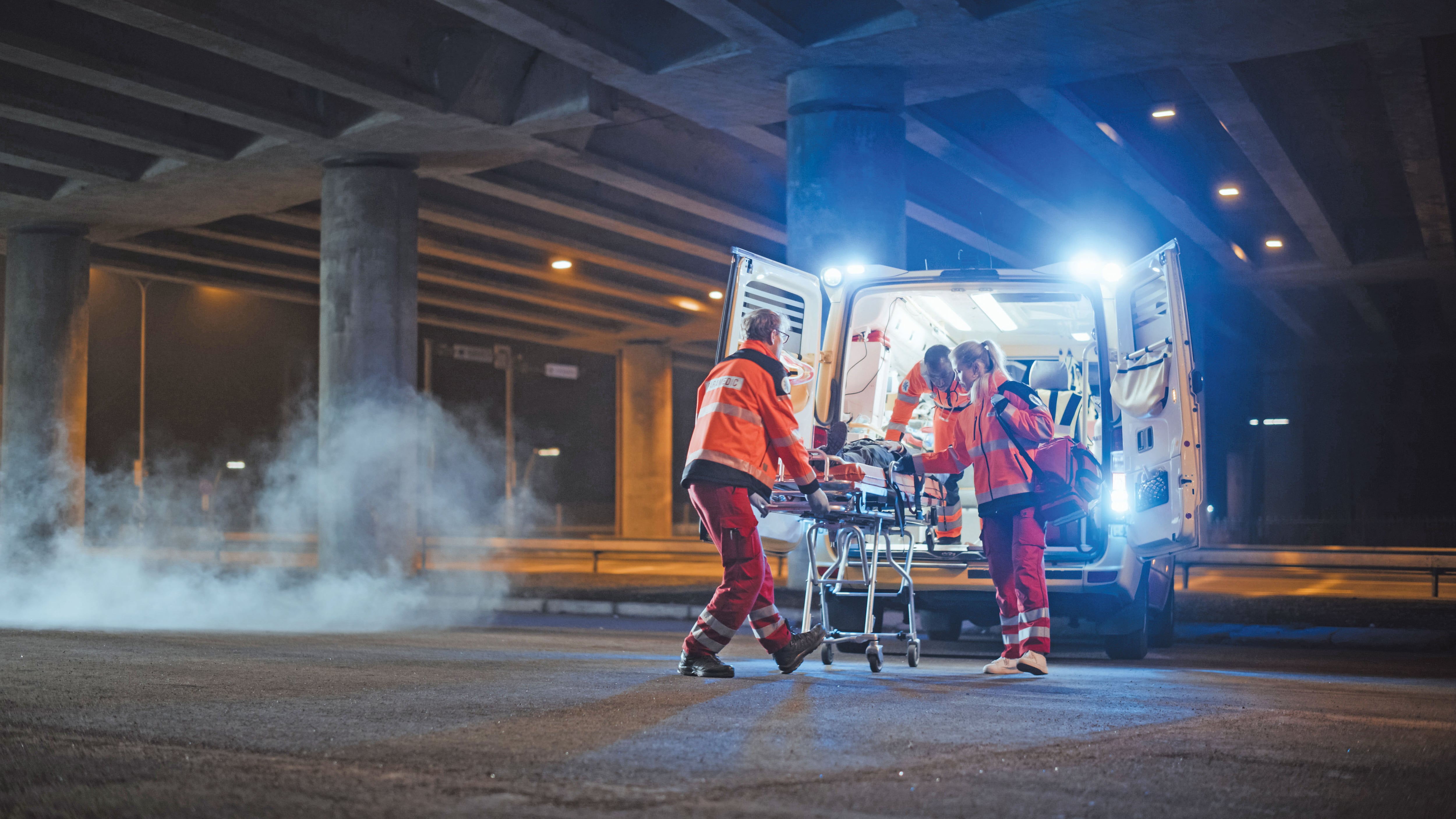 Equipo de paramédicos, ambulancia, emergencia