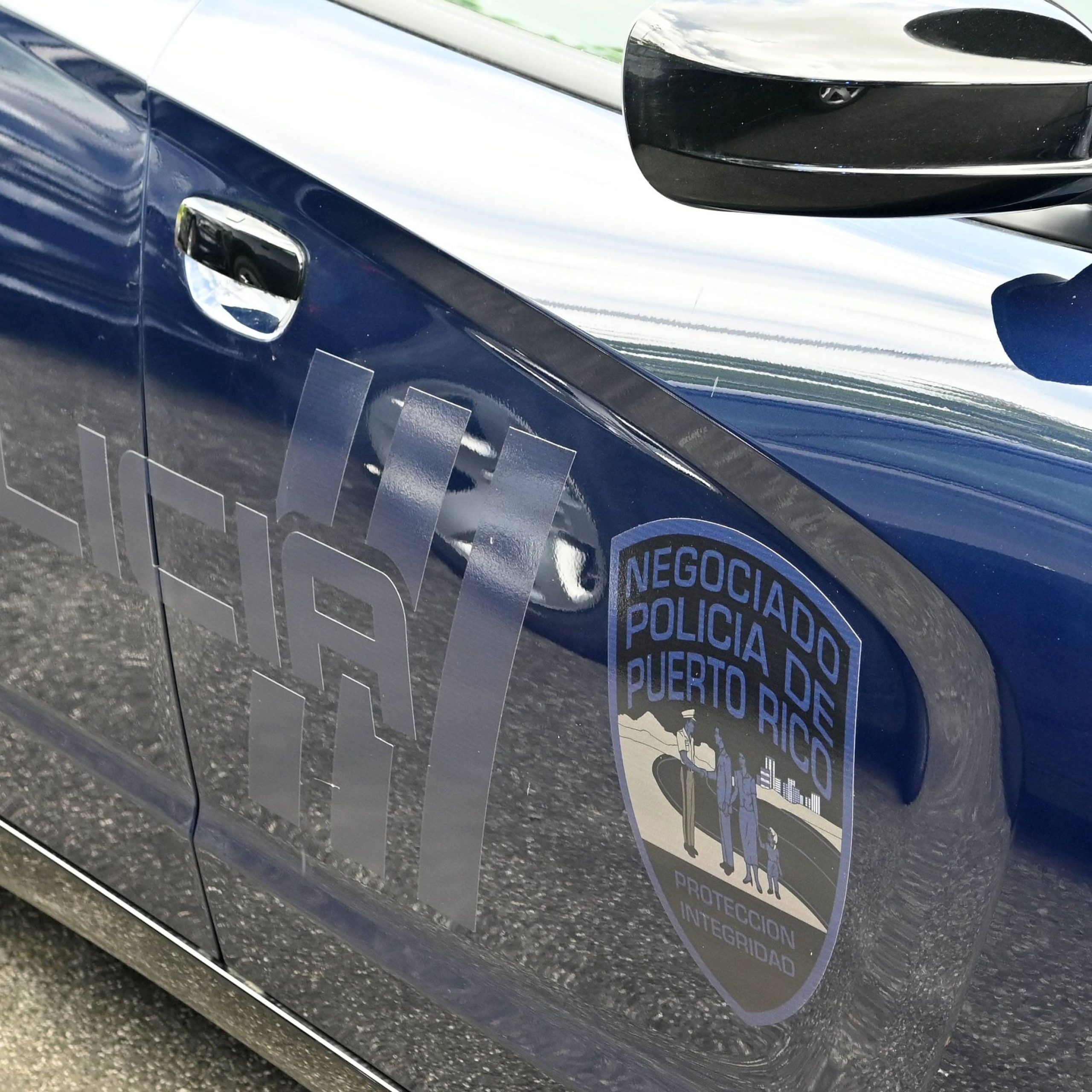 Arrestan a mujer de 62 años y a su hijo en allanamiento con armas automáticas y cocaína en Río Piedras