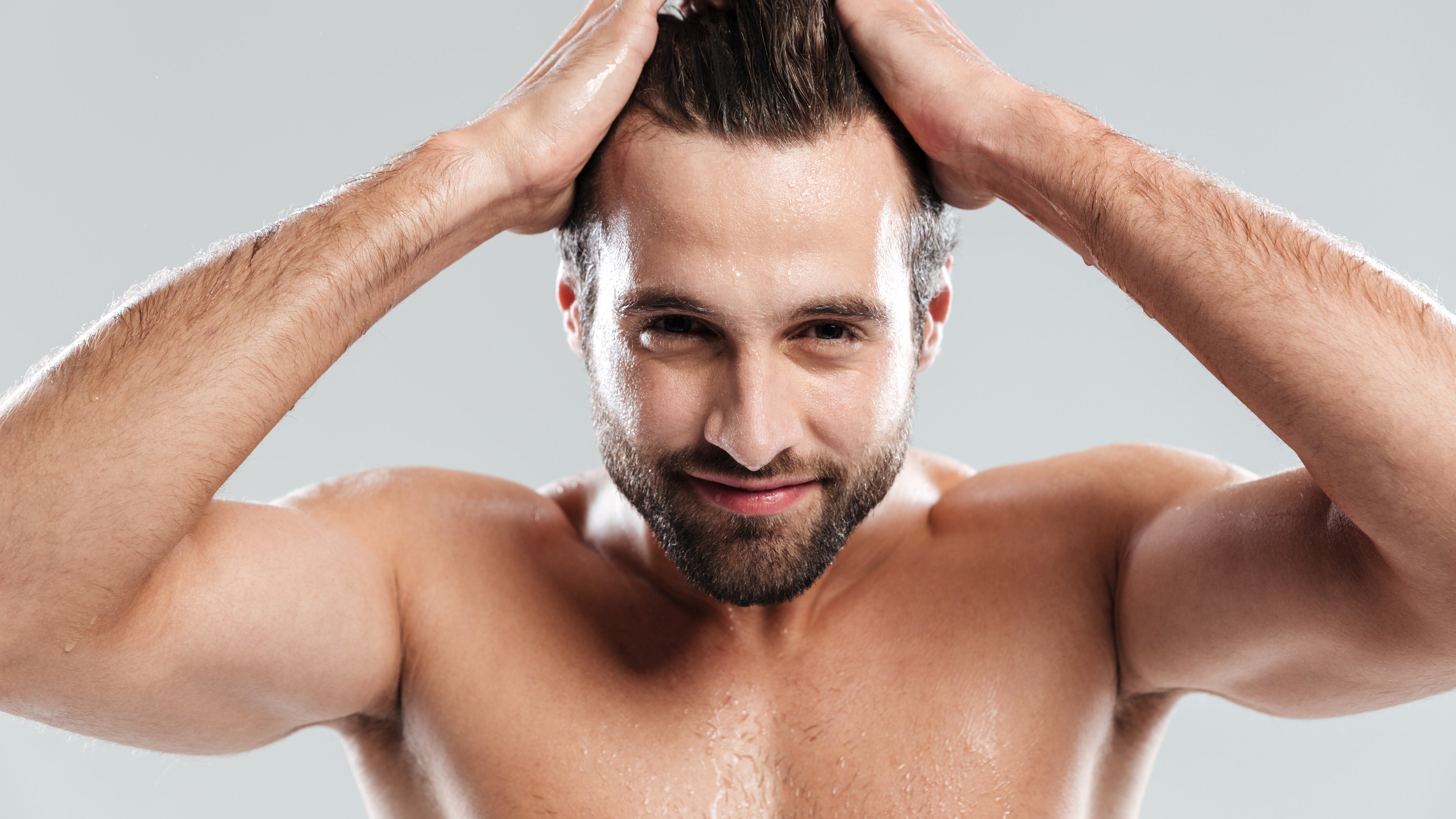 No importa si eres hombre o mujer: la clave de un cabello hermoso está en su cuidado. De hecho, un cabello sano es el punto de partida de todo lo demás. Foto: Freepik.