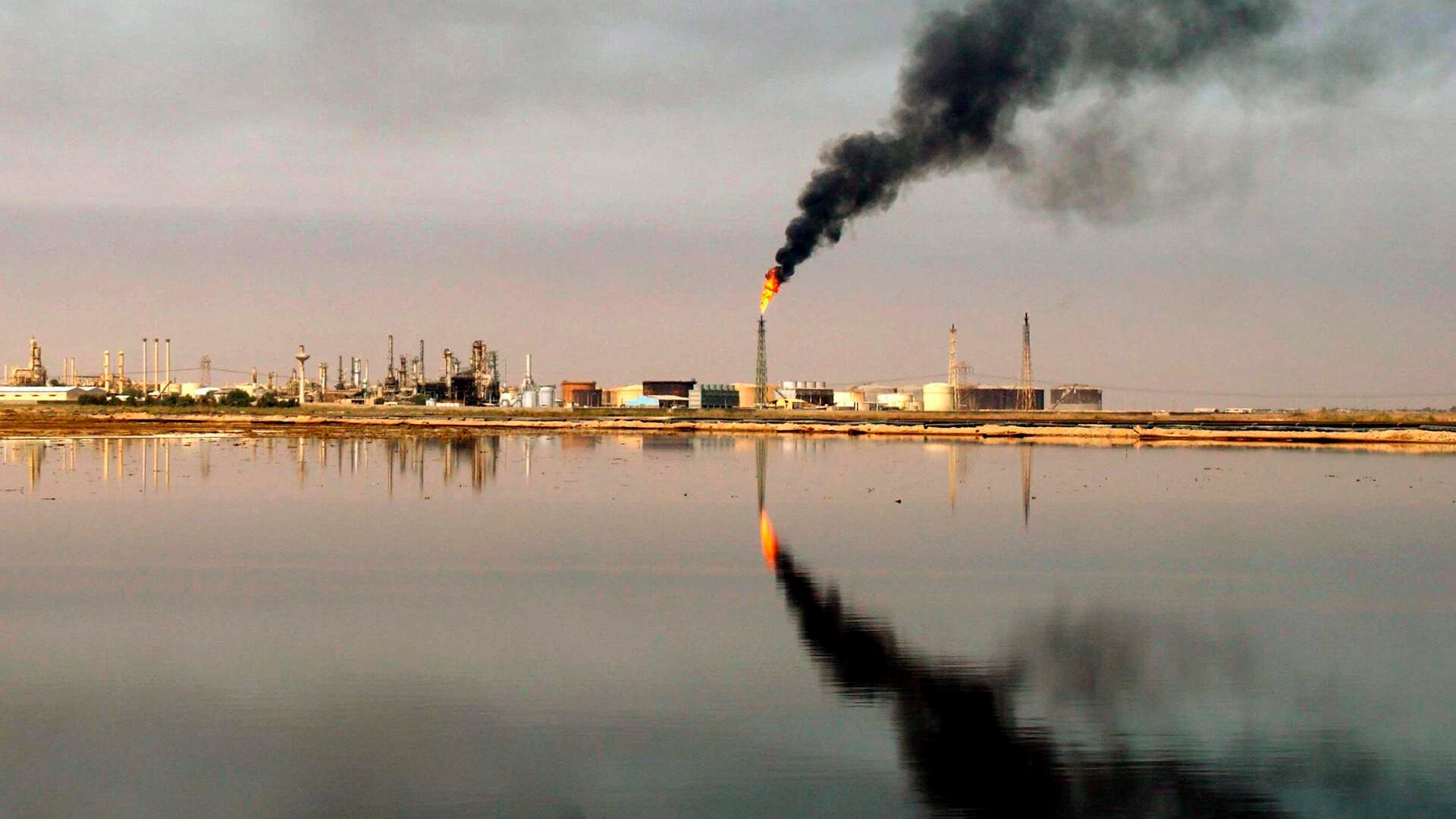 El petróleo se dispara más del 4 % por la guerra contra Irán y la amenaza en el estrecho de Ormuz