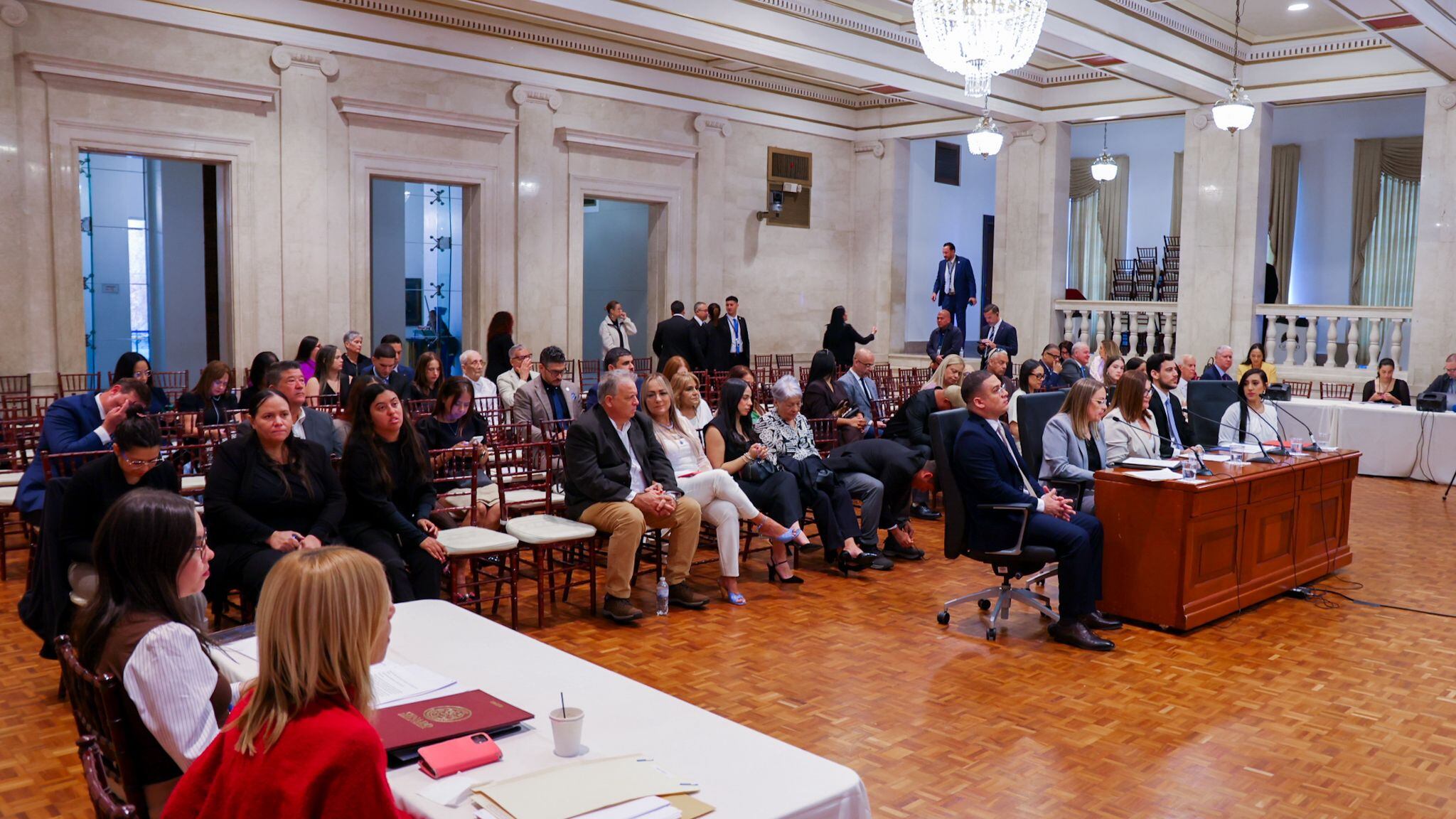 Empleados federales piden garantías económicas durante cierre de gobierno