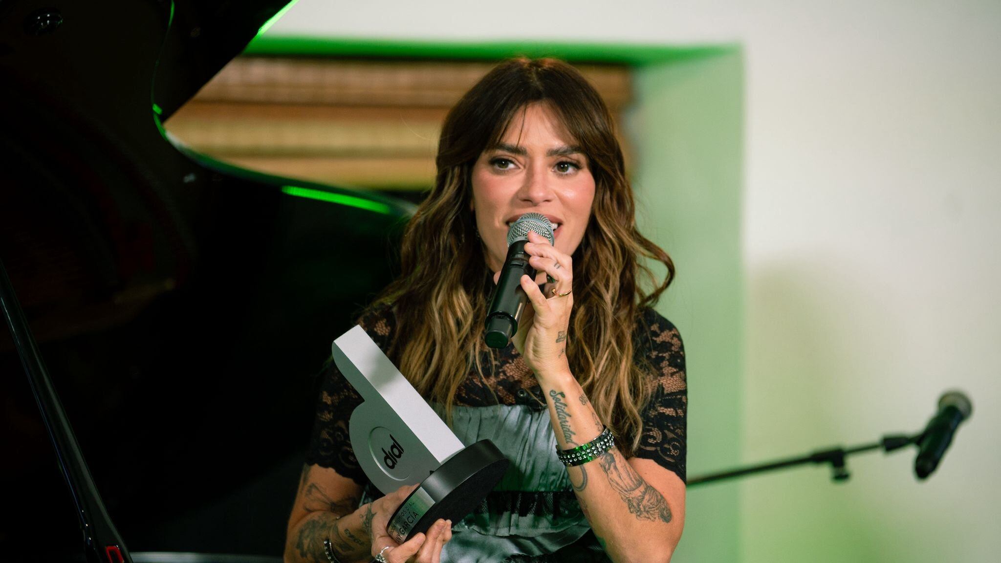 Galardonan a la cantautora Kany García en los Premios Dial de España