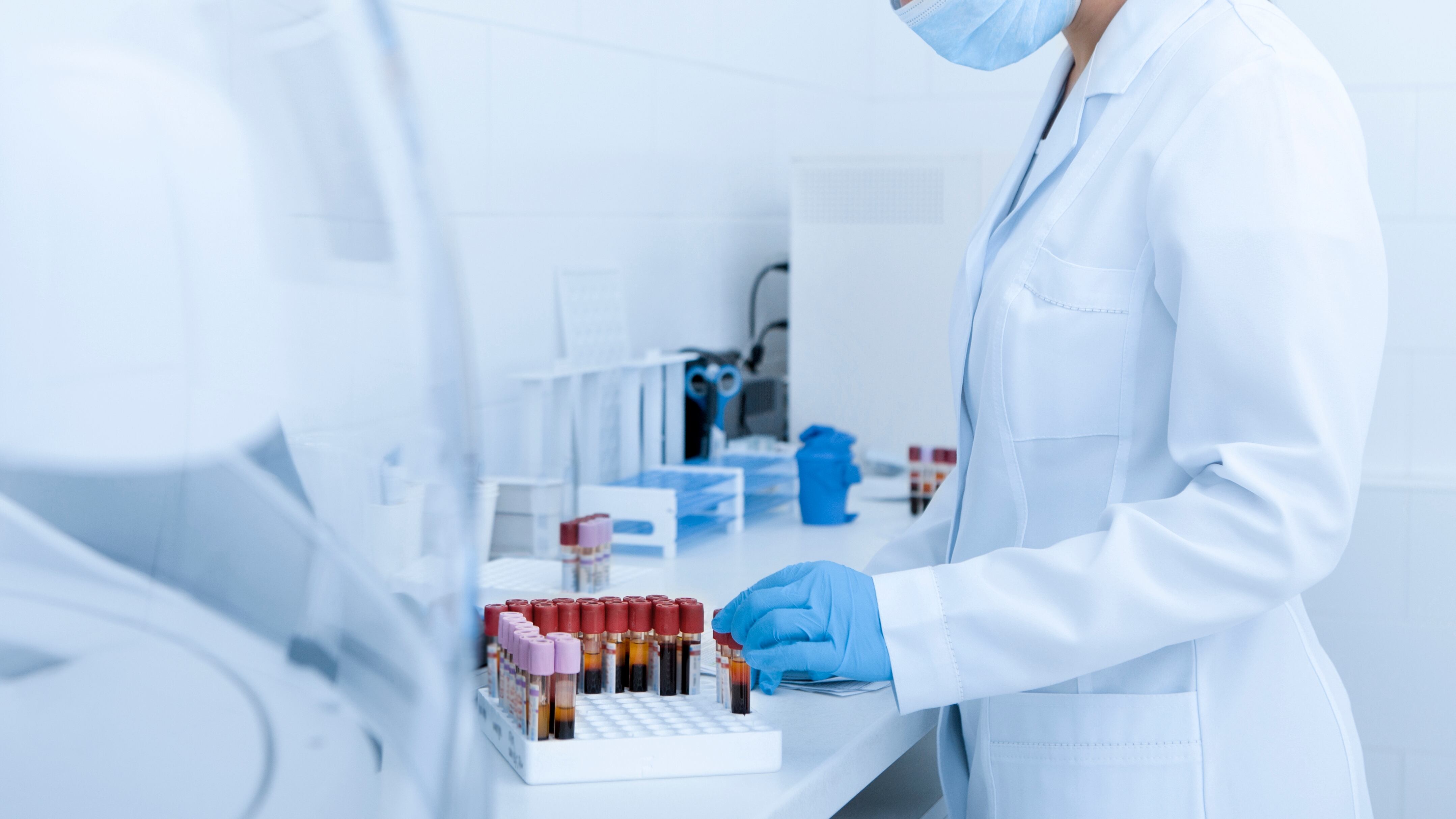 Mujer recolectando muestras de sangre para realizar pruebas sobre diferentes enfermedades, laboratorio moderno