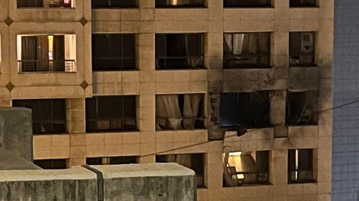 Sirenas antiaéreas y daños en estructuras tras el impacto de restos de misiles en Tel Aviv, mientras Israel enfrenta una nueva ola de ataques lanzados desde Irán en medio de la escalada del conflicto en Oriente Medio. 🚨