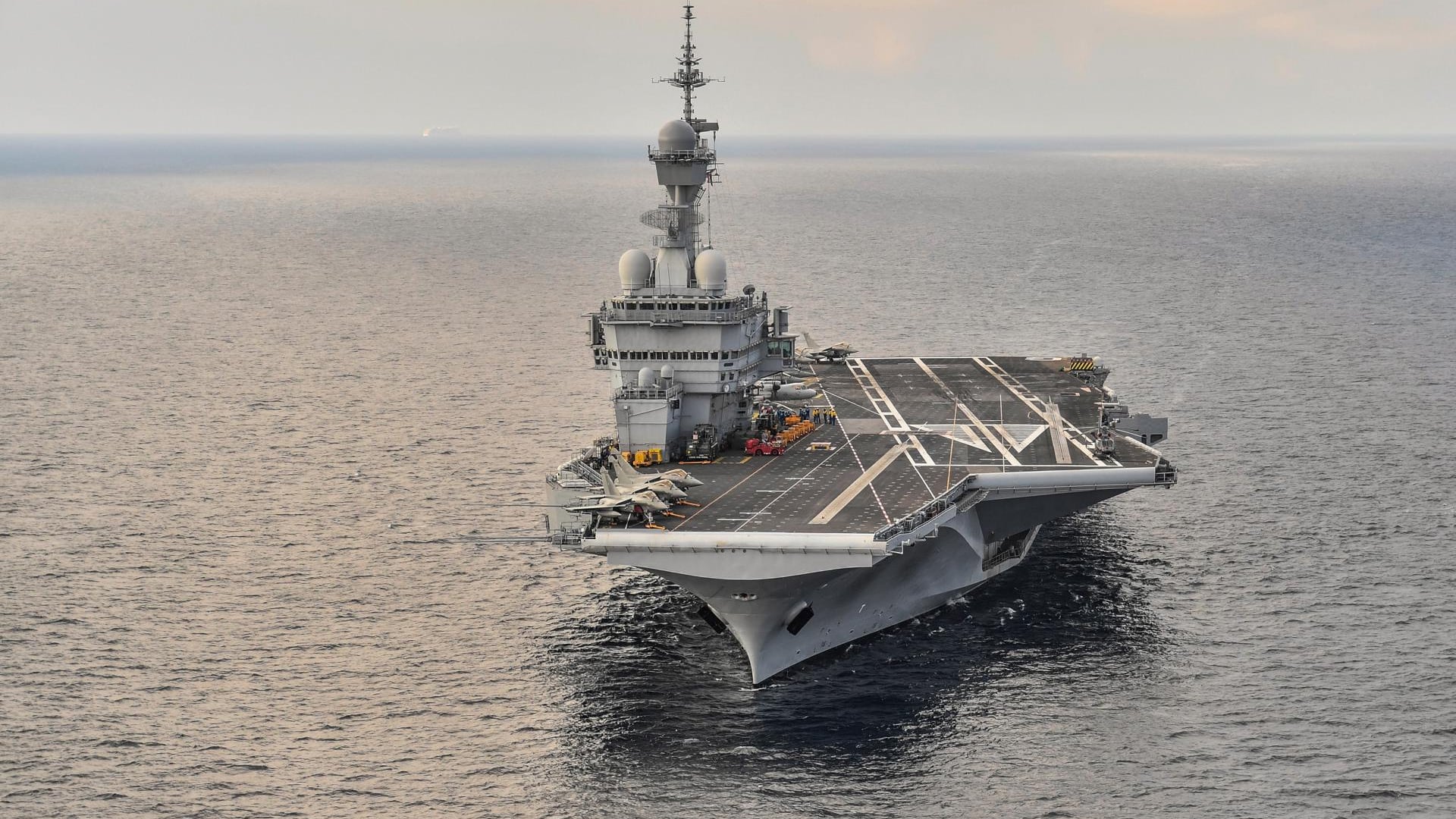 Macron propone coalición para proteger el estrecho de Ormuz y envía portaaviones a la región