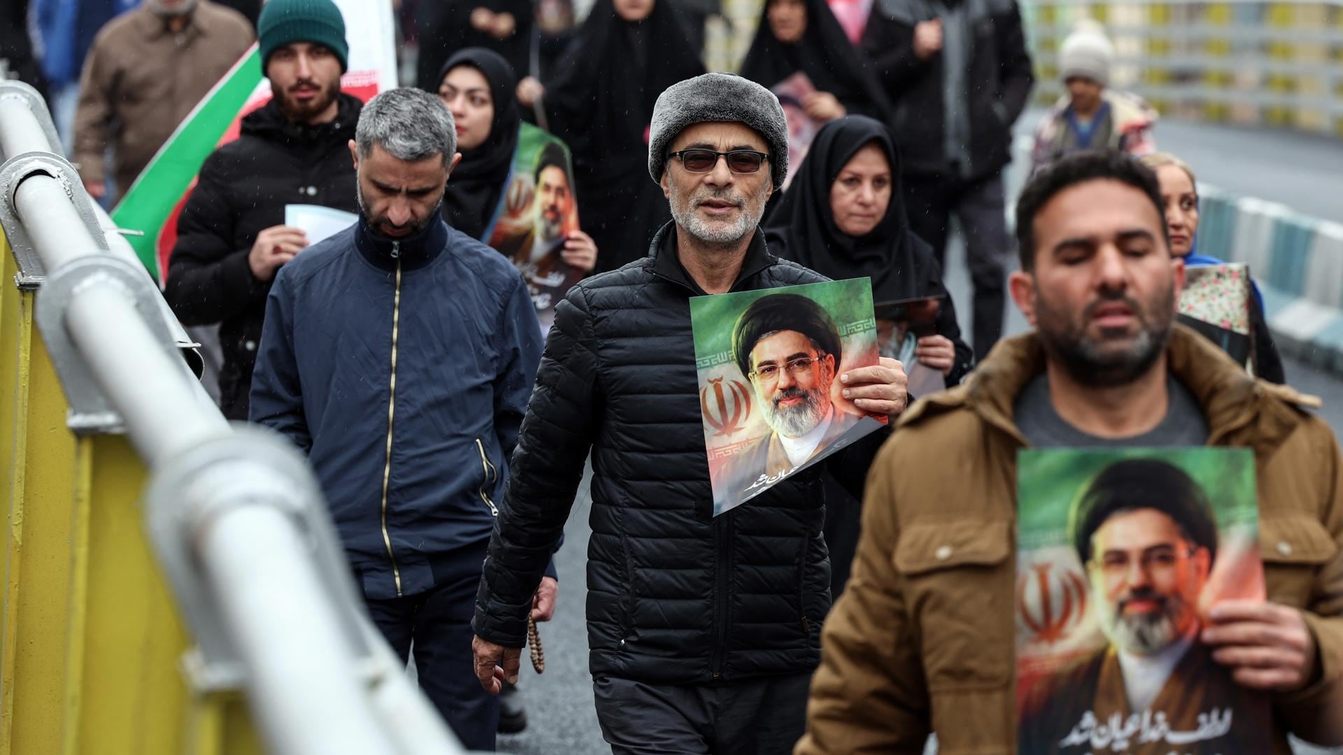 Miles marchan en Teherán pese a guerra y explosión cerca del recorrido