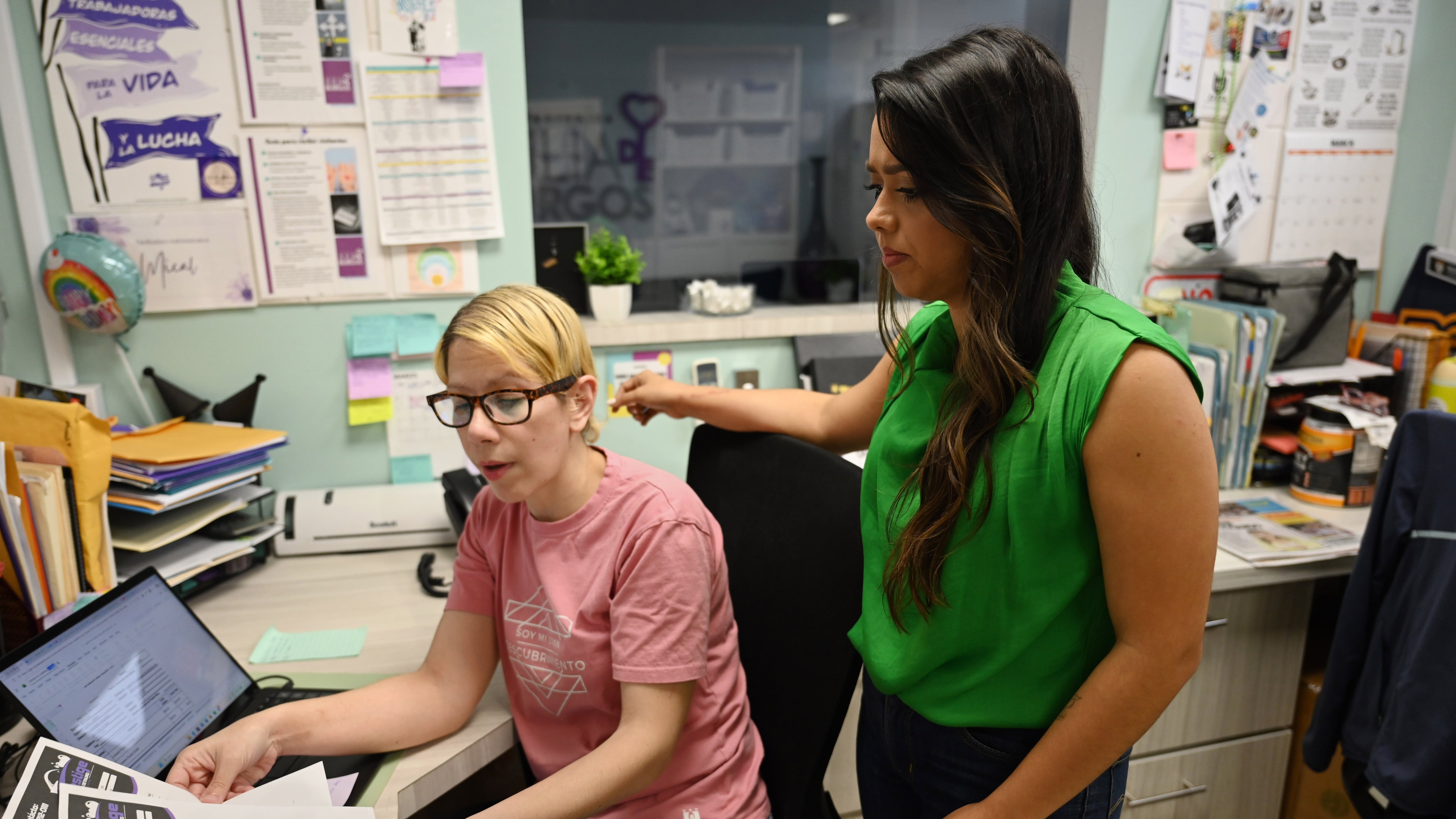 La directora ejecutiva de la Casa Protegida Julia de Burgos, Lenna Ramírez Cintrón, evalúa información de contabilidad con la facilitadora administrativa Mical Crespo Álvarez.