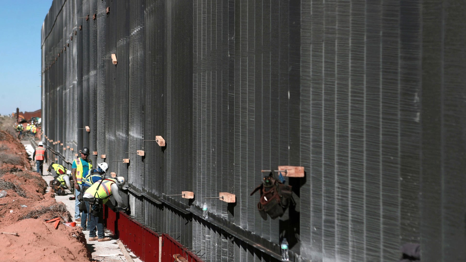 Nuevo muro metálico negro en frontera de EE. UU. busca frenar migración con mayor exposición al calor