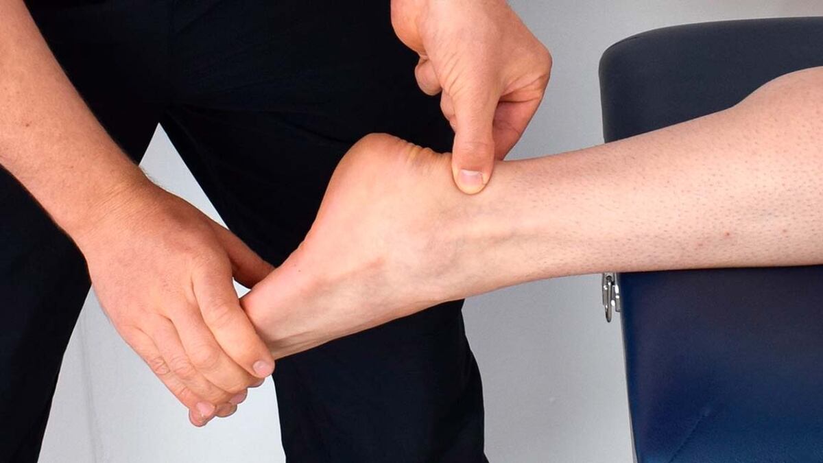 Paciente recibe implante tibial para regular incontinencia