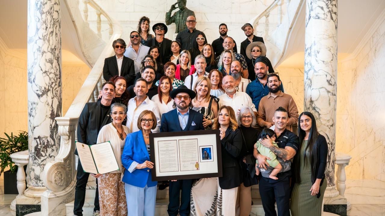 Reconocen a Gustavo Laureano por sus 30 años de trayectoria artística