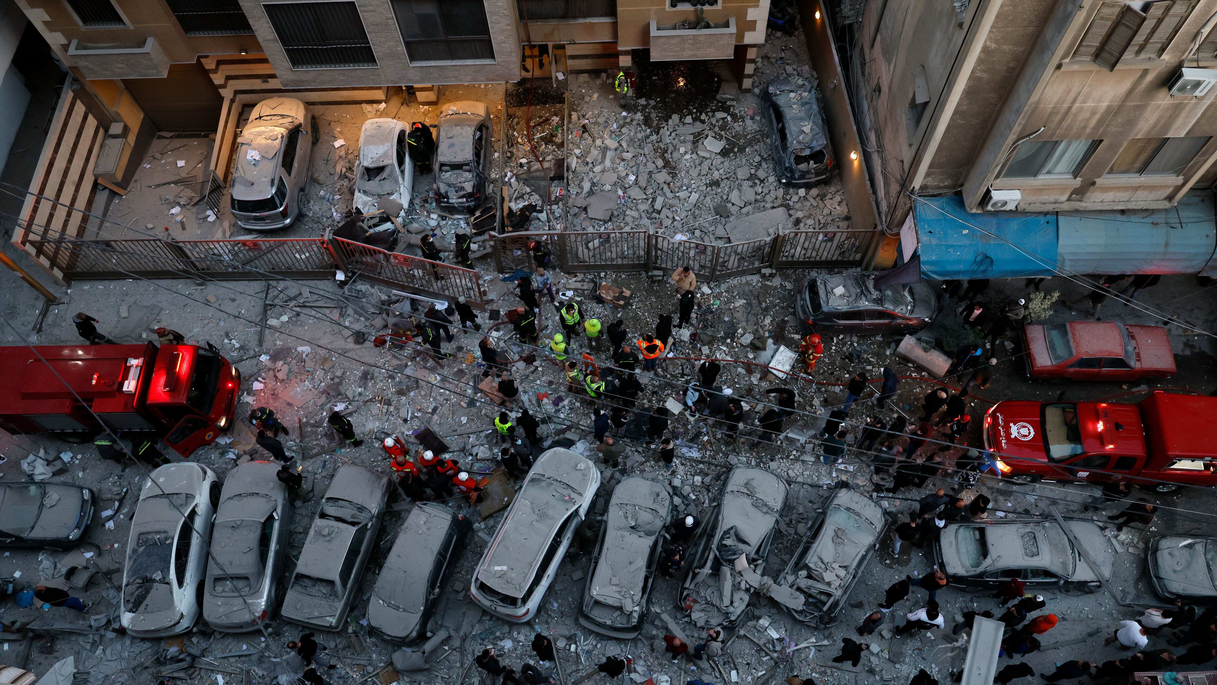 Coches dañados tras un ataque israelí contra un edificio de apartamentos en el barrio Aisha Bakkar, Beirut, Líbano, el 11 de marzo de 2026. EFE/EPA/WAEL HAMZEH