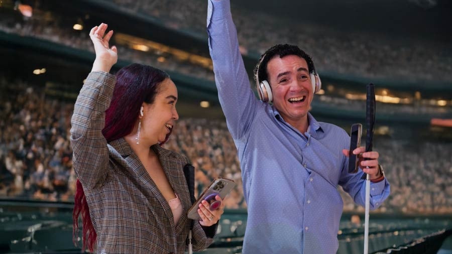 T-Mobile facilita experiencia accesible para fanáticos ciegos durante el Clásico Mundial de Béisbol