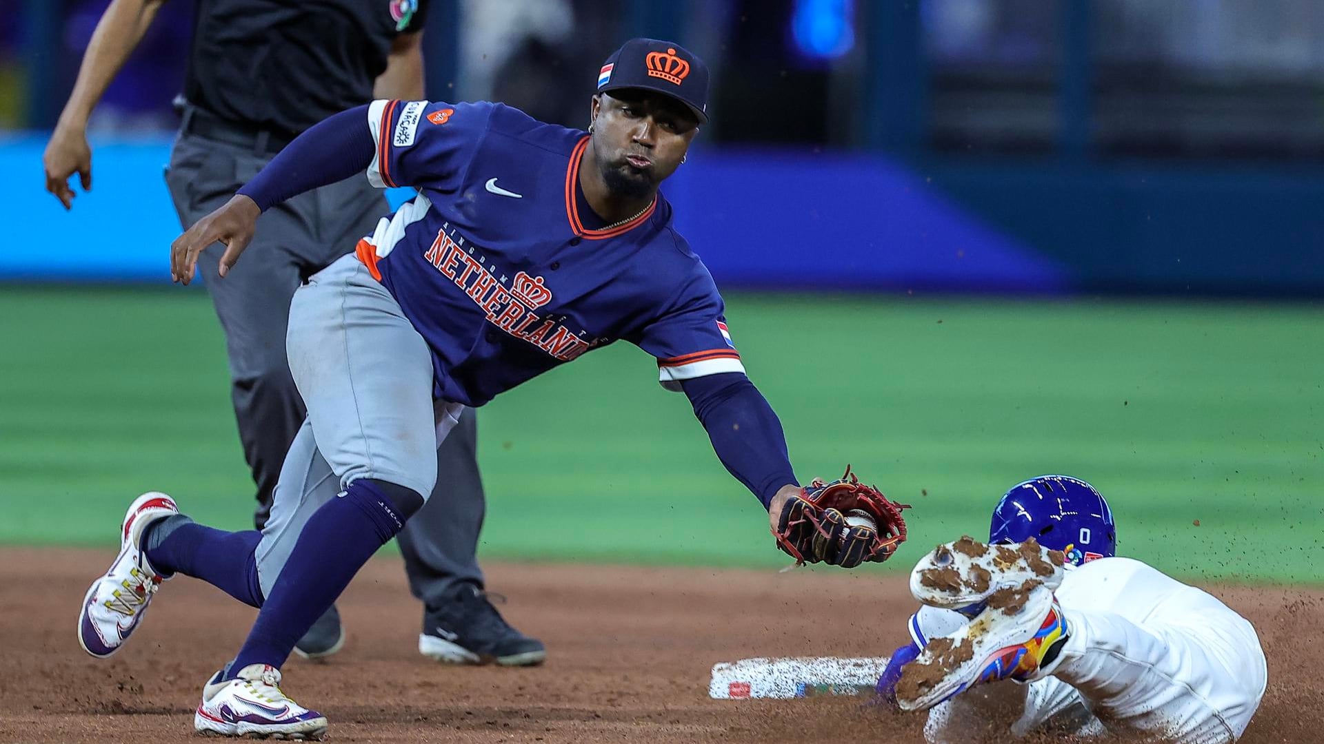 Venezuela vence 6-2 a Países Bajos en su debut en el Clásico Mundial de Béisbol