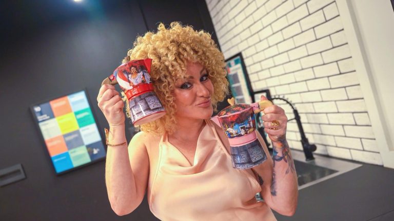 ‘Burbu’ reinventa la greca con homenaje a la mujer boricua: “es un tributo a nuestras raíces”