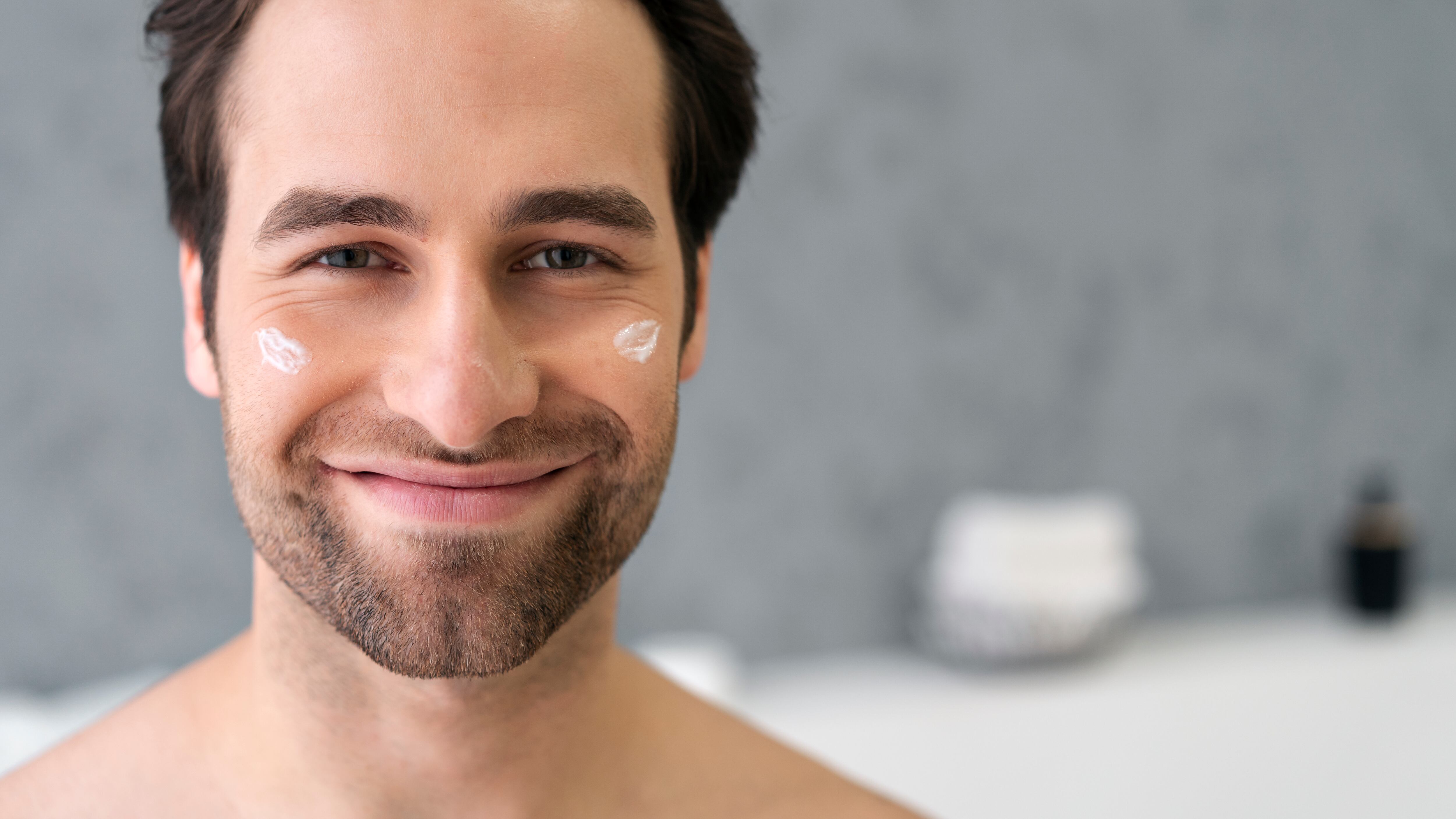 Cada estación trae consigo sus propios desafíos, pero con algunos ajustes en tu rutina de cuidado de la piel, puedes mantenerla en su mejor condición durante todo el año. Foto: Freepik.