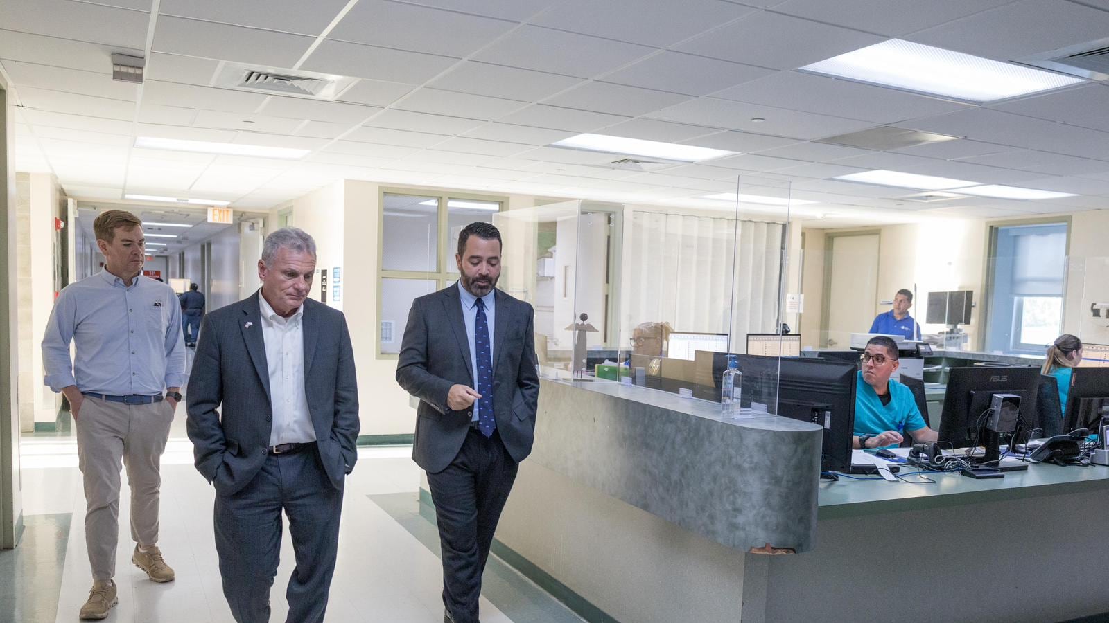 Congresista republicano visita hospital en Guaynabo