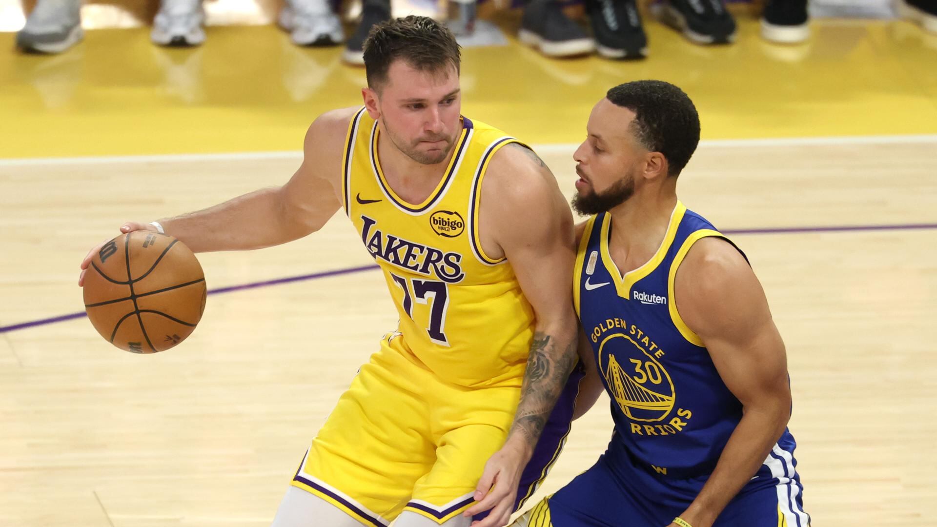 Curry y Doncic lideran la venta de camisetas en la NBA al cierre de la temporada regular