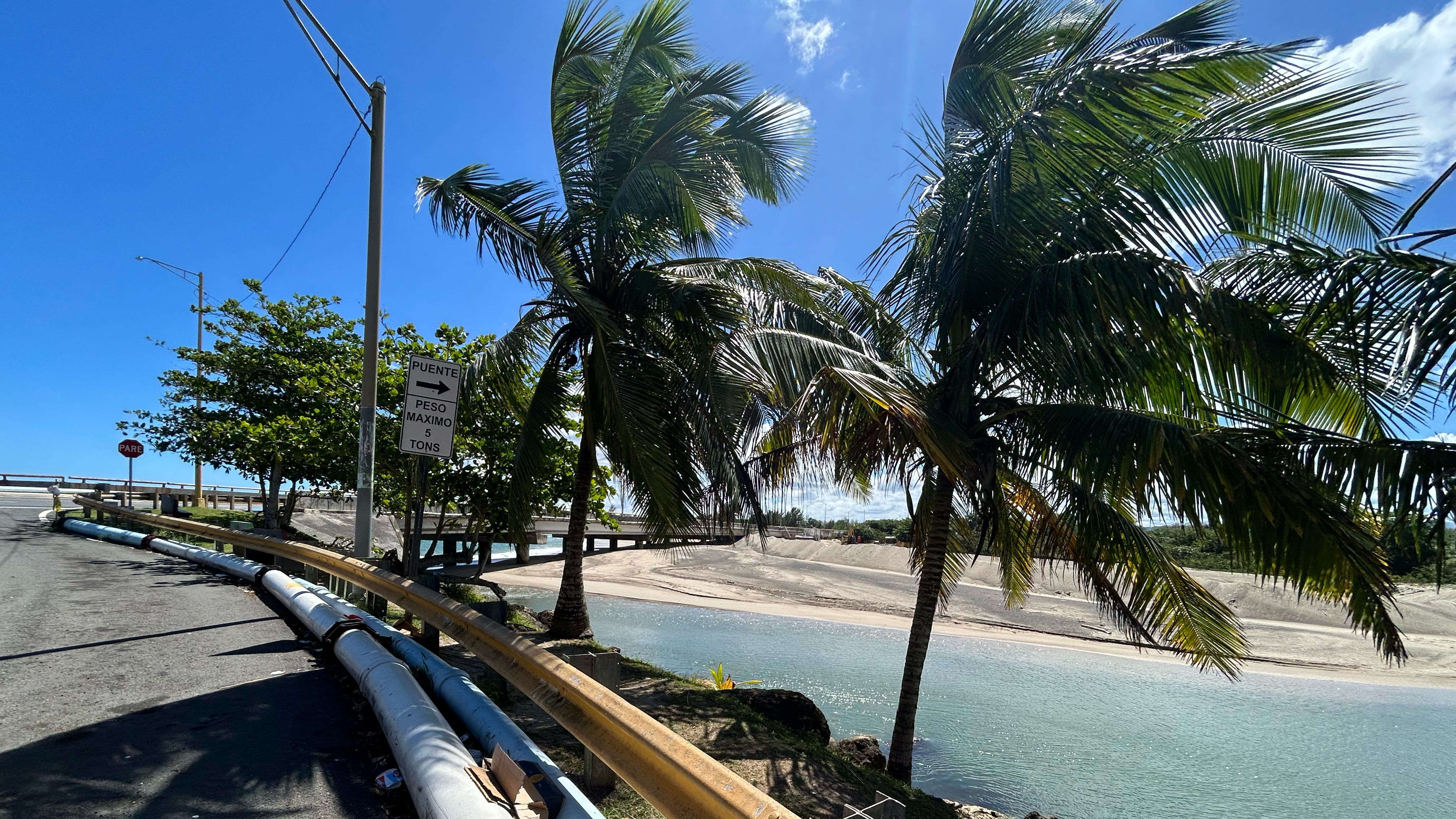 Una tubería provisional se instaló para desviar el flujo de aguas sanitarias.
Foto por Gabriela Carrasquillo Piñeiro | Centro de Periodismo Investigativo