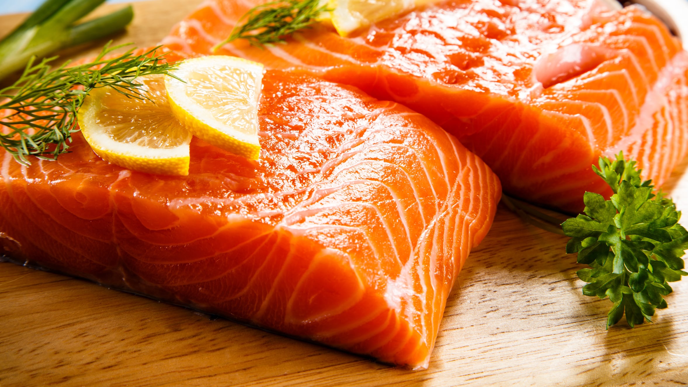 Por qué se le pone limón al pescado