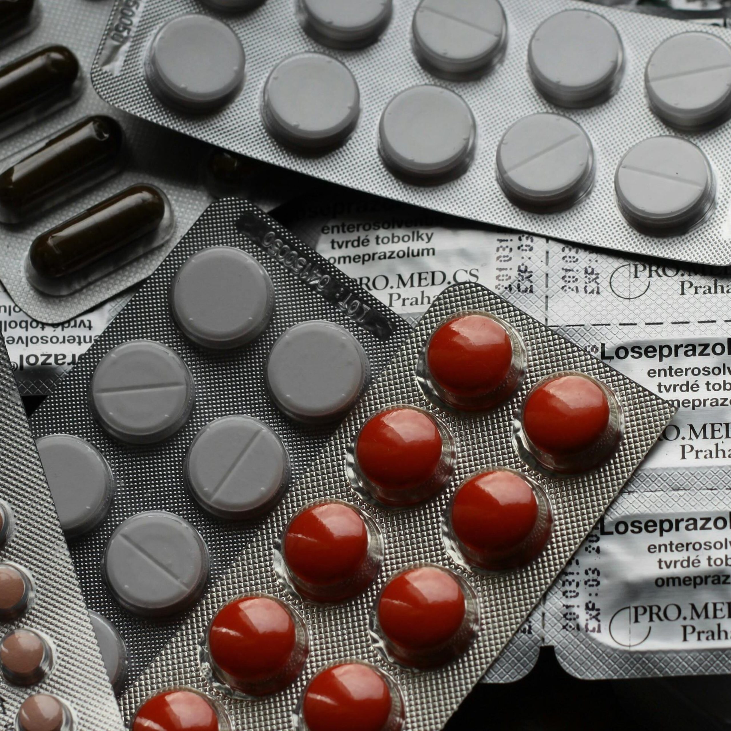 Urge regular intermediarios de medicamentos para bajar costos