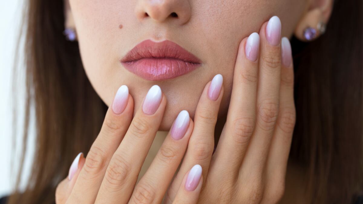 ¿Adiós francesas? Qué son las uñas “difuminadas” y por qué serán la obsesión del 2026